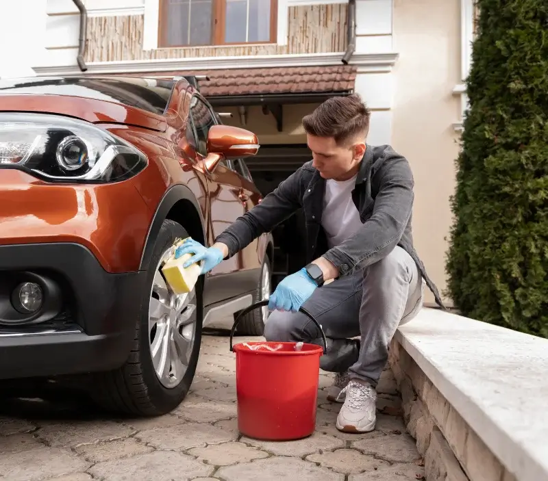 Lavage auto à domicile Le Vigen : professionnel intervenant sur un véhicule